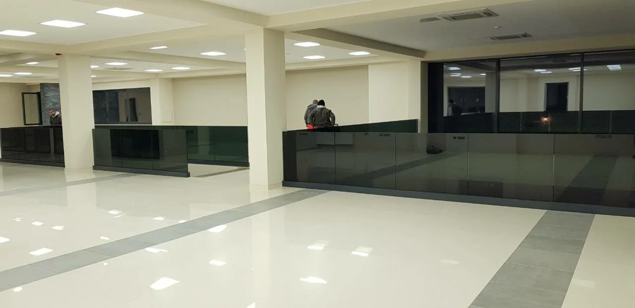Staklena ograda za galeriju